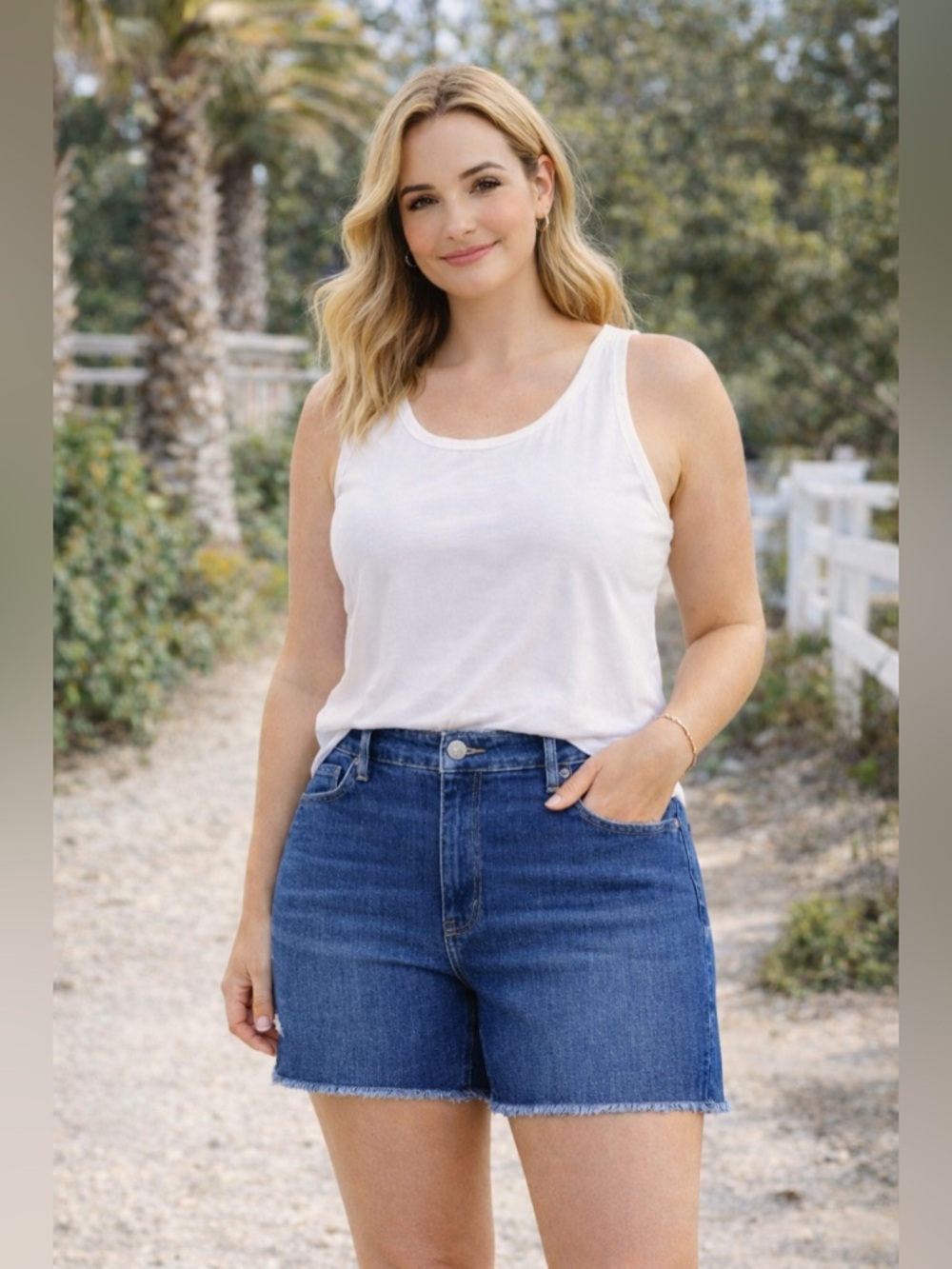 NWT STS Blue Aubrey Mid Rise Denim Shorts 20W Plus Size Raw Hem Distressed